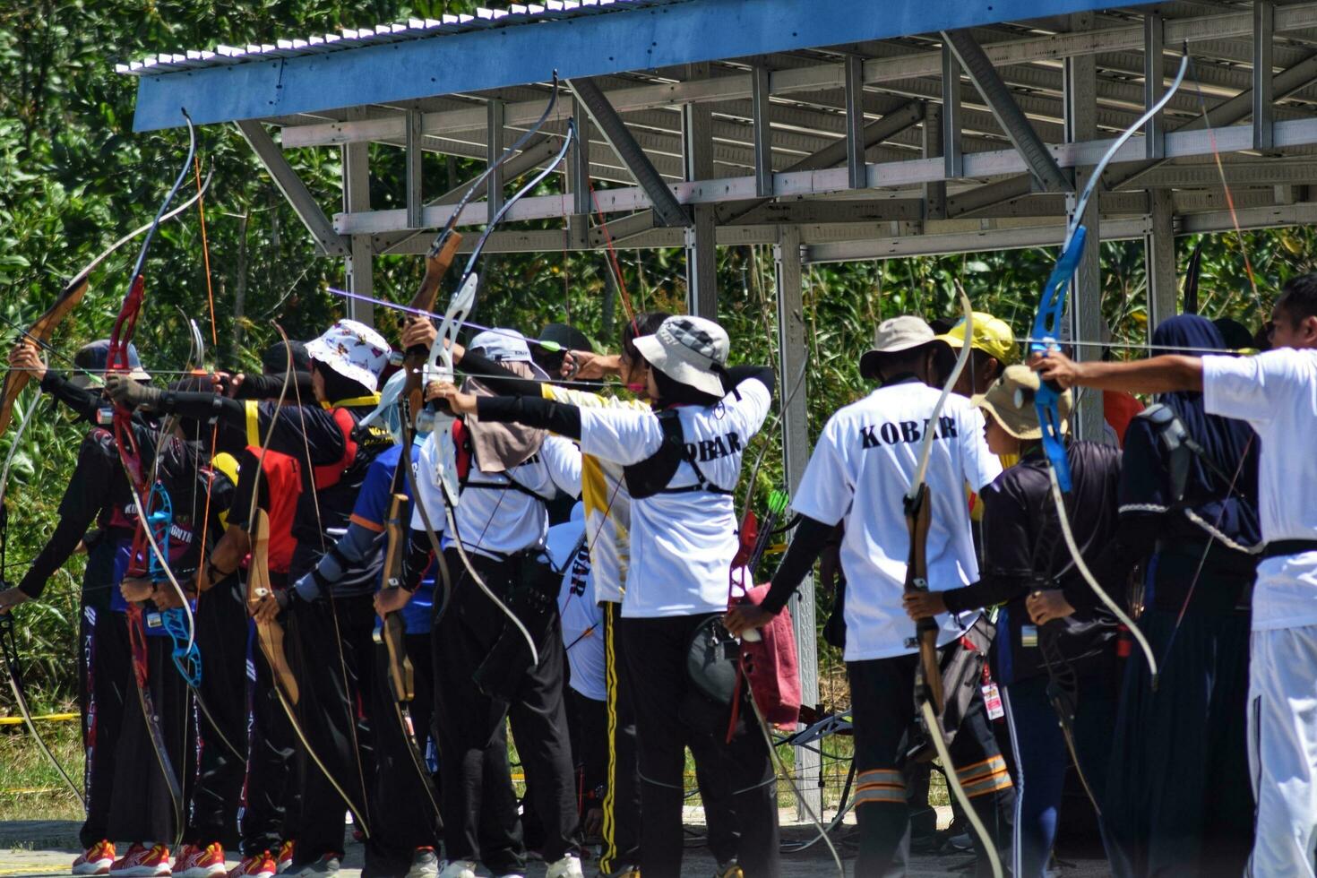 kotawaringin timur, Indonésia, Julho 2023 - tiro com arco concorrência às a provincial Esportes semana dentro central Bornéu foto