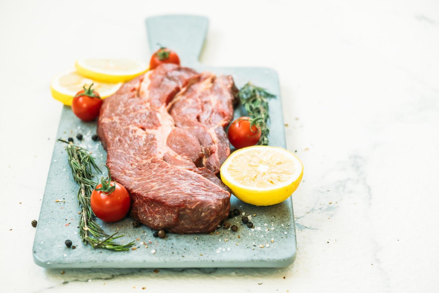 Carne bovina crua na tábua foto