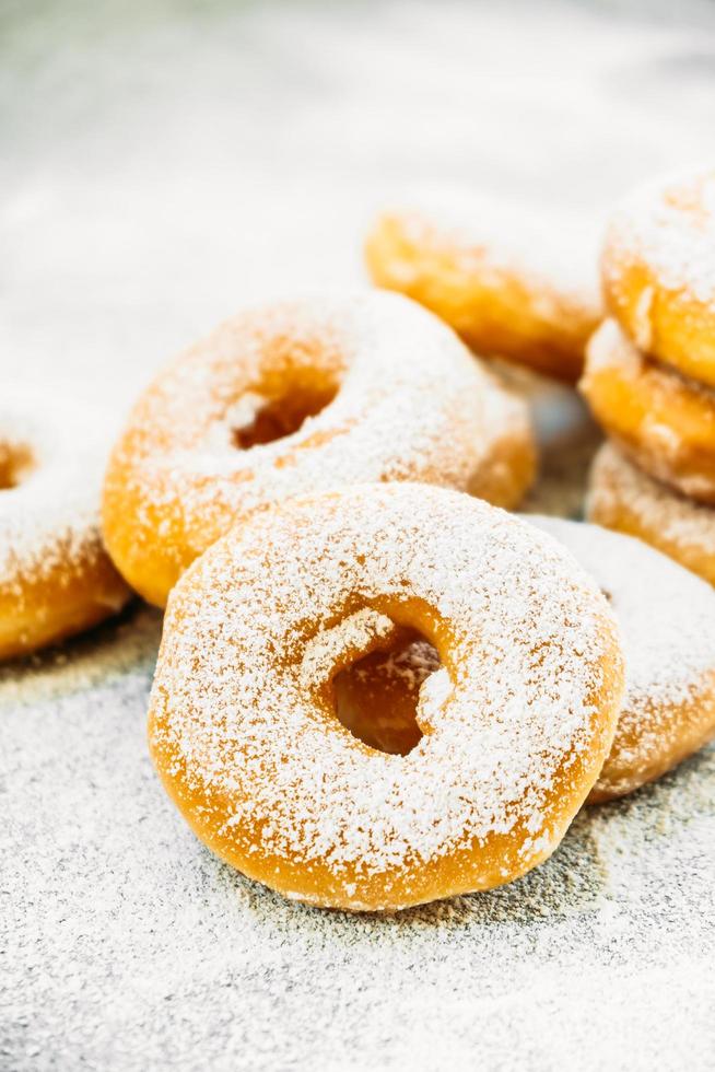 sobremesa doce com muitos donuts foto