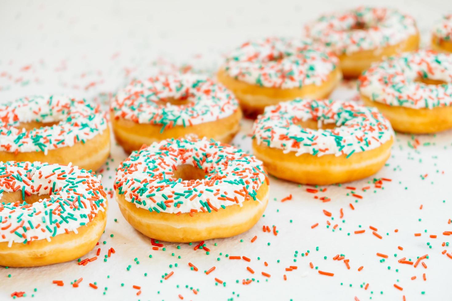 donuts com creme de chocolate branco e açúcar granulado foto
