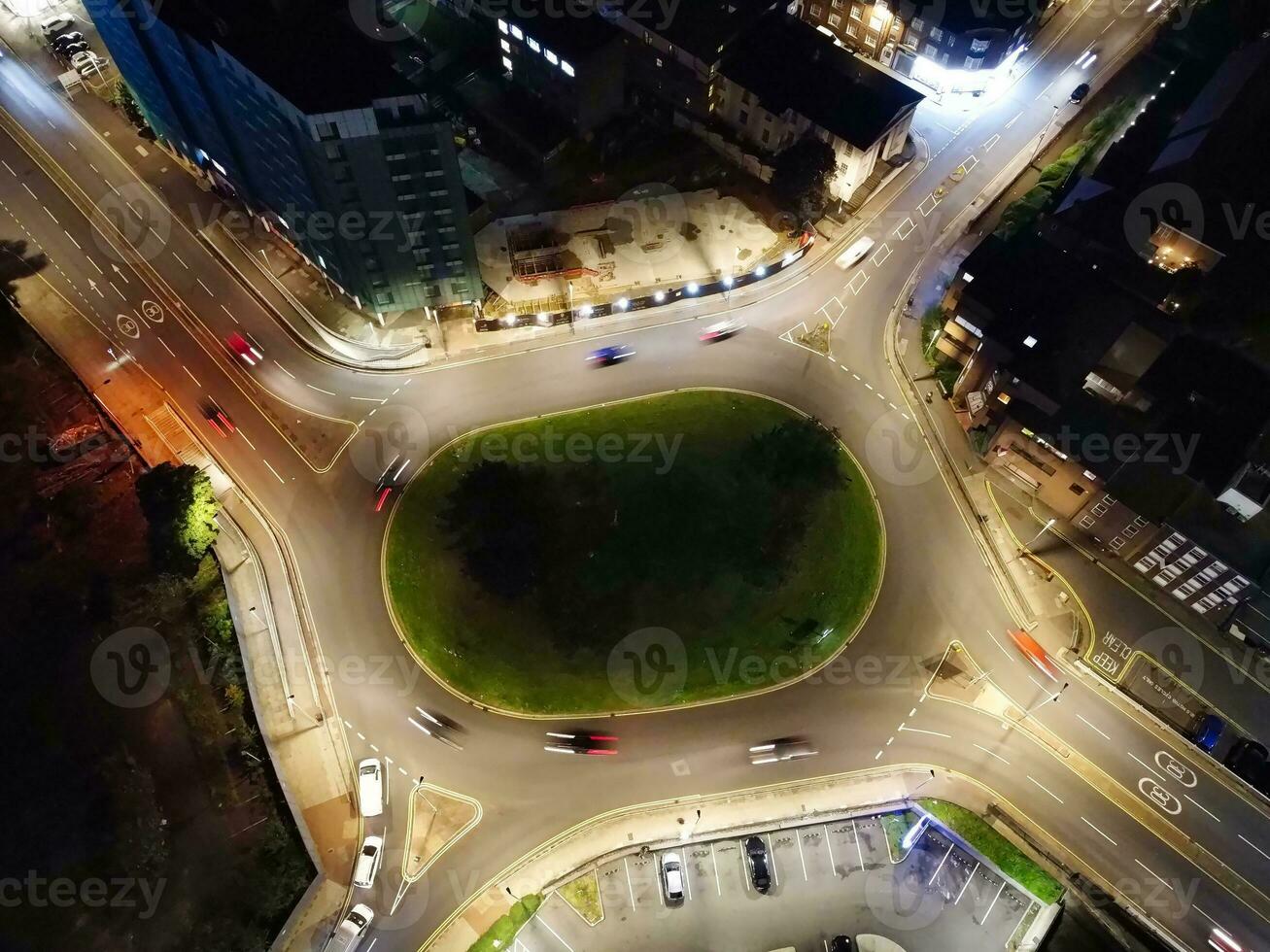 aéreo Visão do iluminado luton cidade do Inglaterra Reino Unido depois de pôr do sol durante noite do verão. imagem estava capturado com drones Câmera em set 1º, 2023 foto