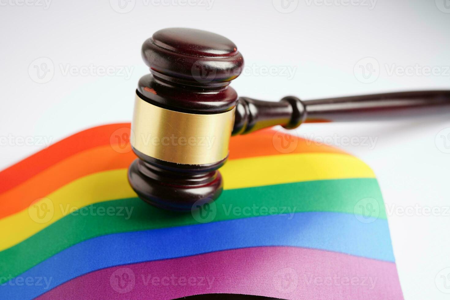 lgbt bandeira, arco Iris cor amor símbolo, orgulho mês dentro junho, vetor ilustração. foto