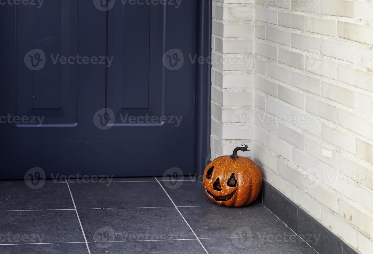 abóbora de halloween em uma porta foto