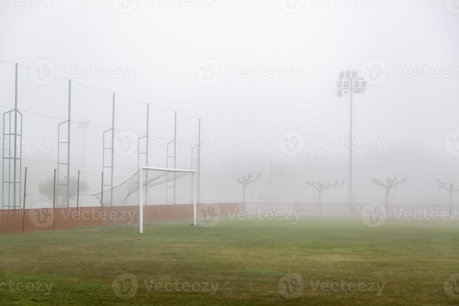 campo de futebol no nevoeiro foto