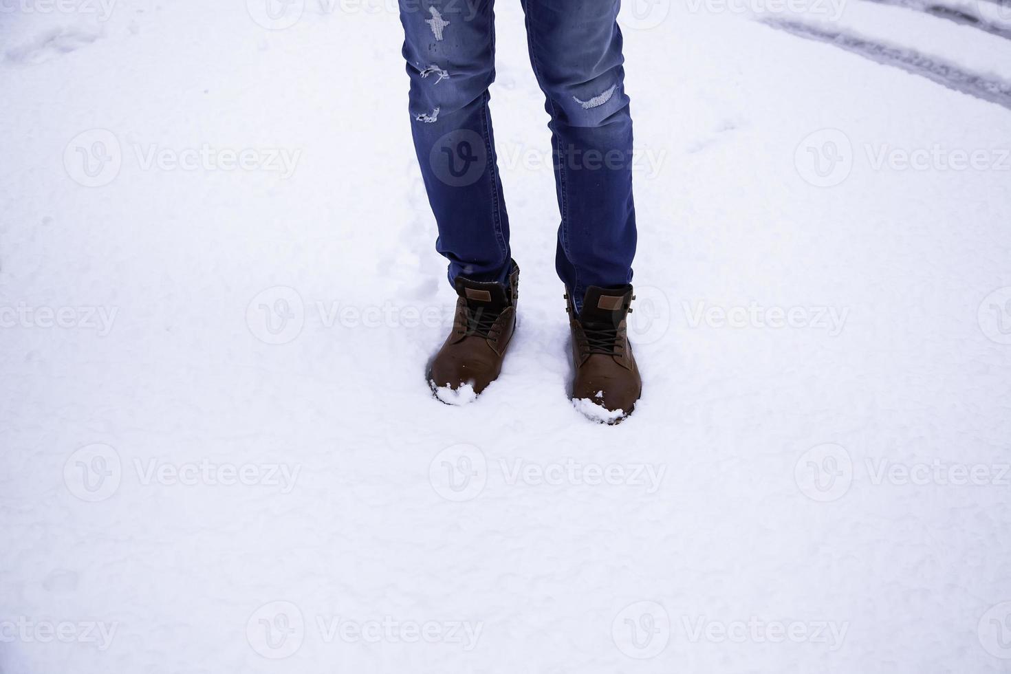 pés do homem na neve foto