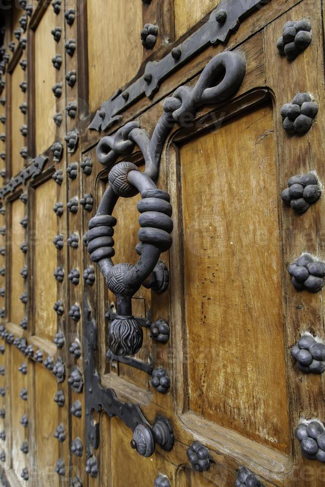 porta de madeira medieval foto