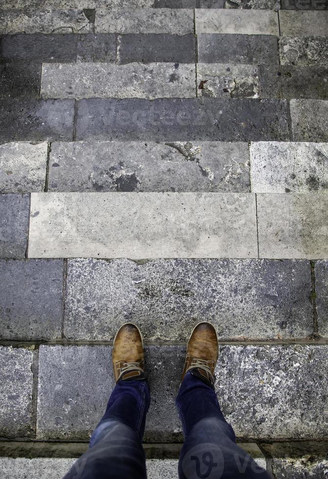 pés de homem na escada foto