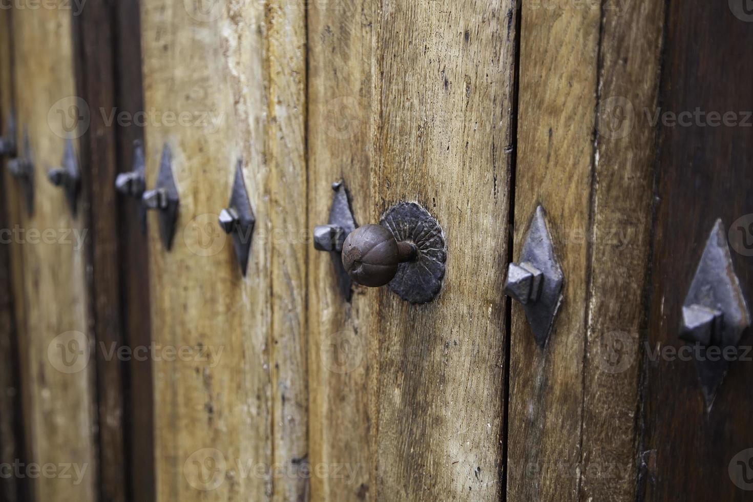 porta de madeira medieval foto