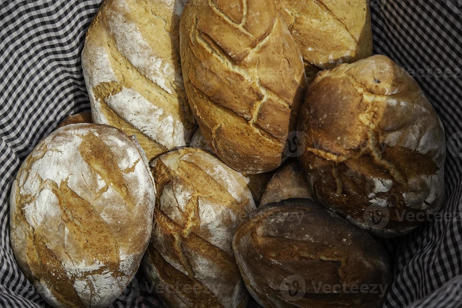 pão em uma cesta de vime foto