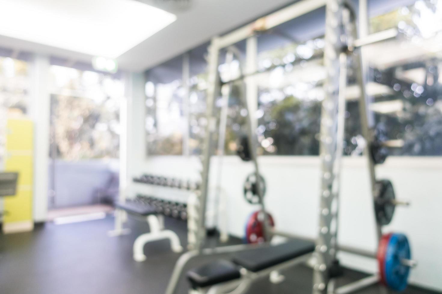 borrão abstrato e equipamento de fitness de esporte desfocado no interior do ginásio foto