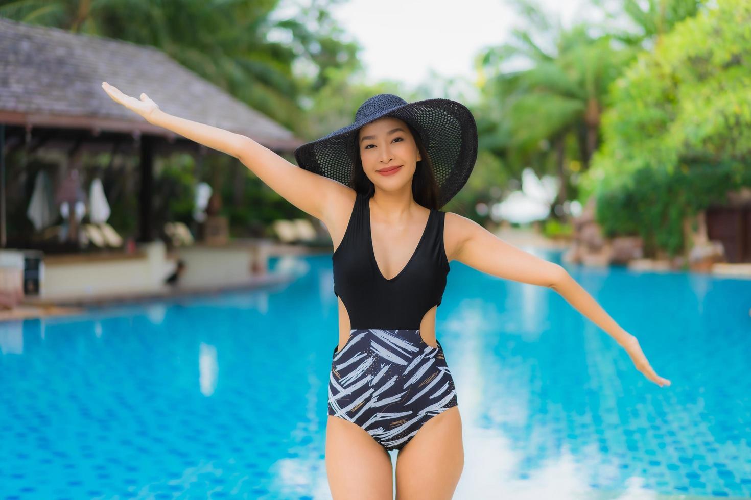 retrato lindas jovens mulheres asiáticas sorrindo feliz relaxando na piscina foto