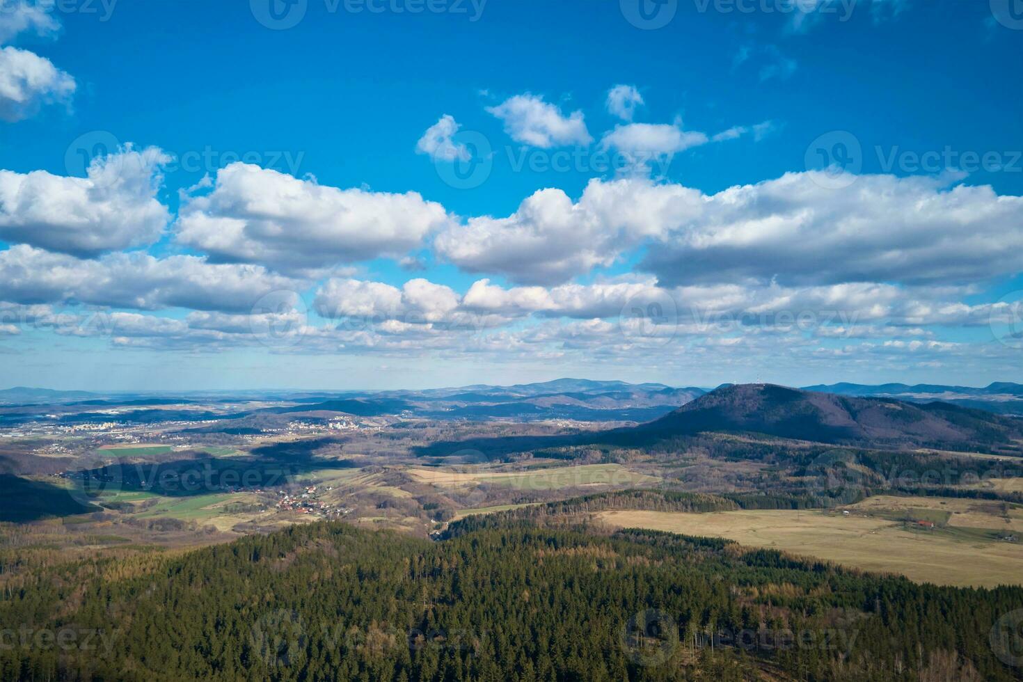 zangão voar sobre montanhas coberto com floresta e vales foto