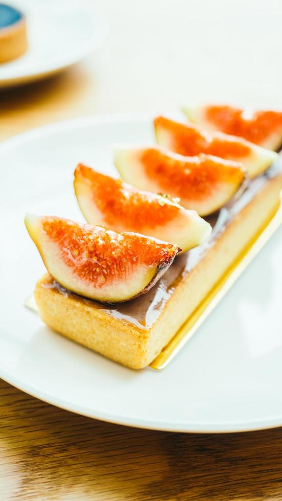 sobremesa doce com torta e figo por cima foto