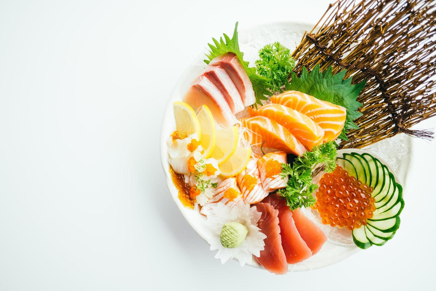 sashimi cru e fresco misturado com salmão, atum, hamaji e outros foto