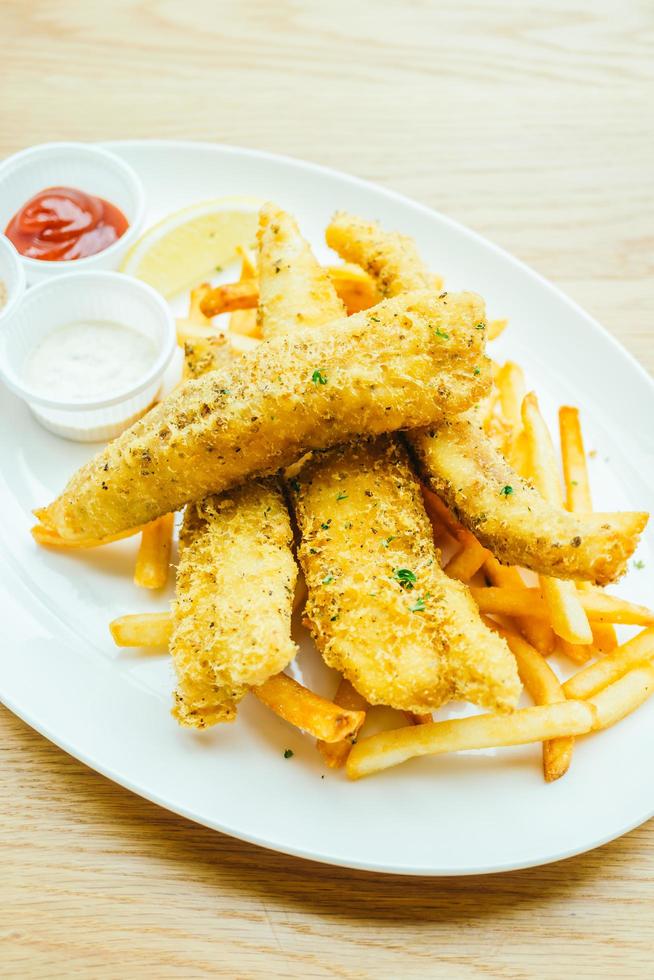 peixe e batata frita com batatas fritas foto