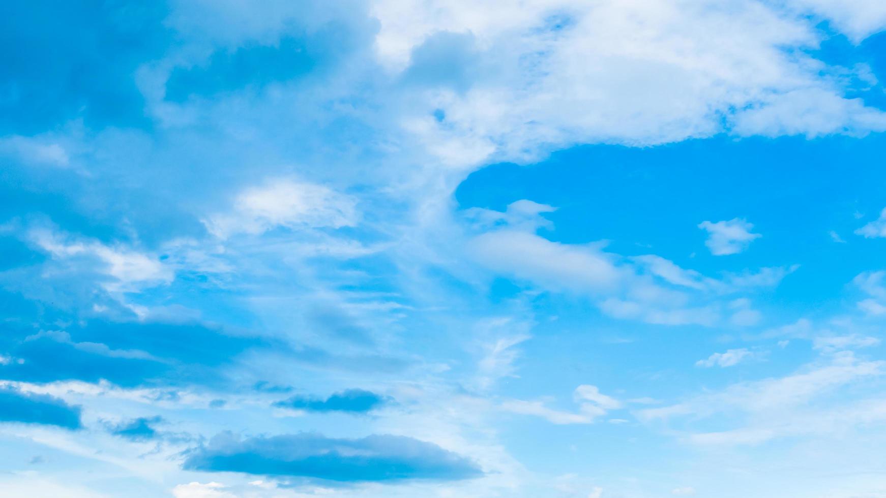 nuvem branca no céu azul foto