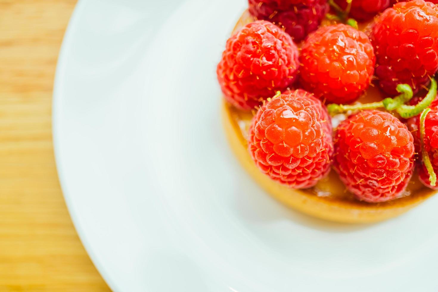 doce sobremesa torta de creme com framboesa por cima foto