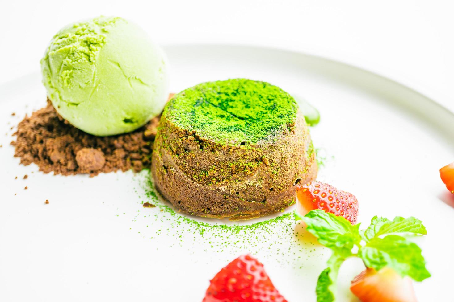 chá verde lava chocolate com sorvete e morango foto