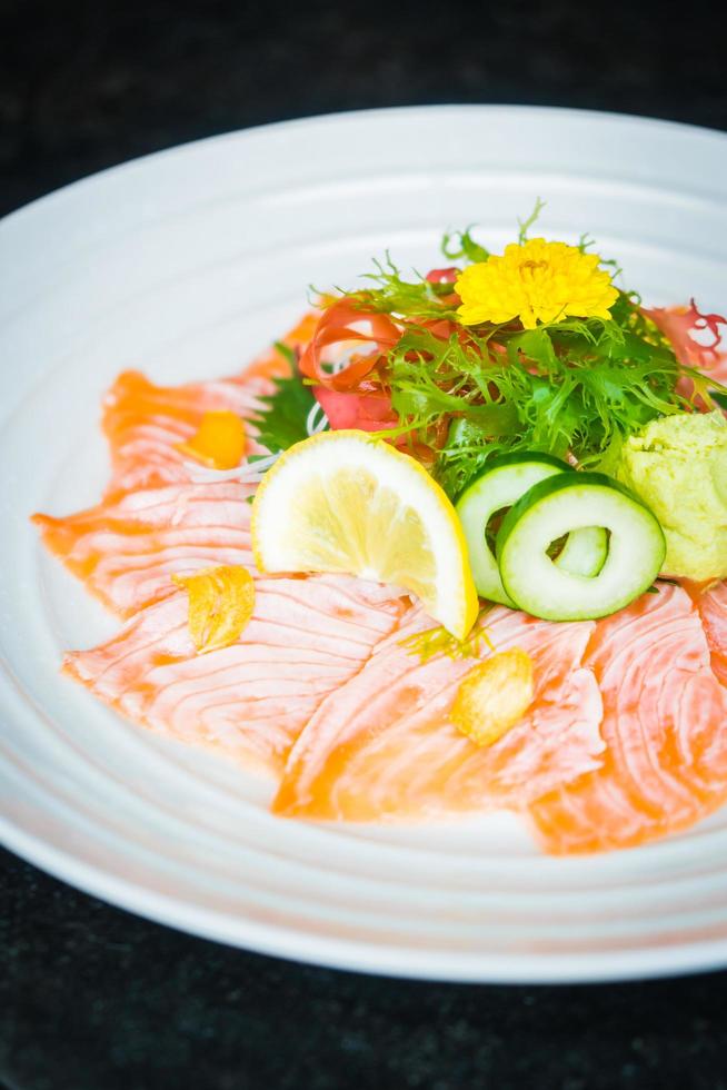 carpaccio de salmão em prato branco foto