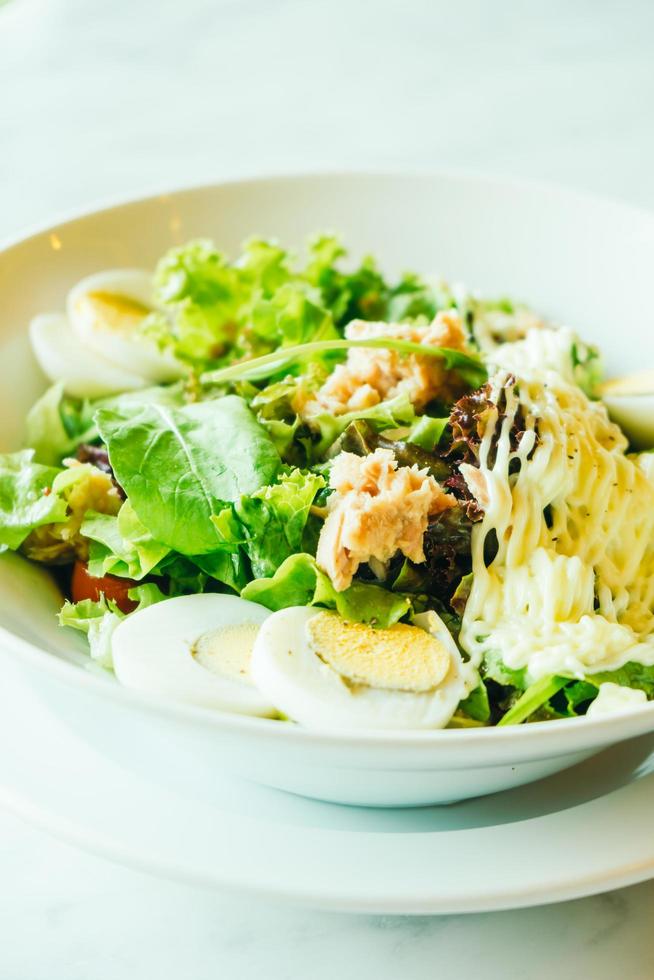 salada de atum fresca em tigela branca foto