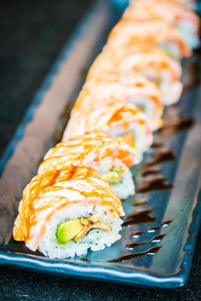 rolo de salmão de sushi foto