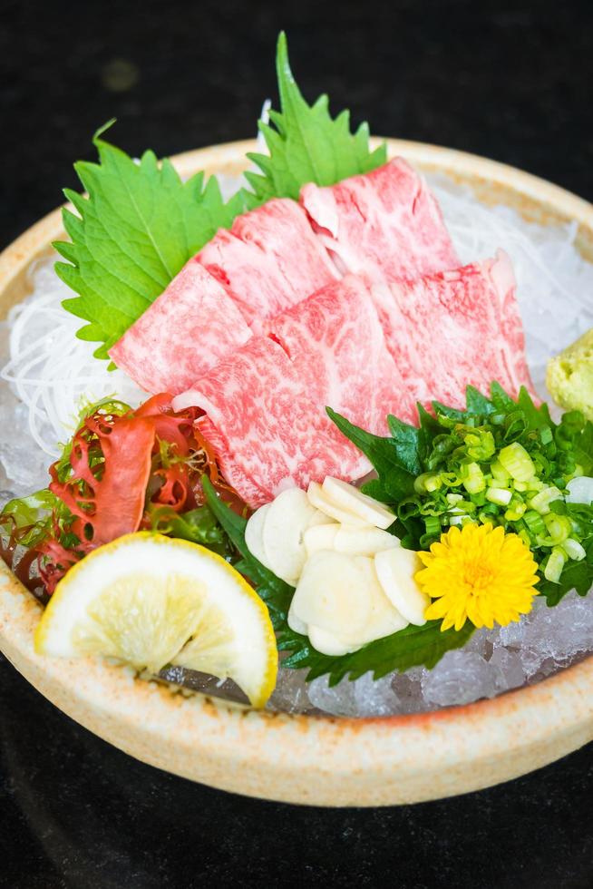 sashimi de carne matsusaka crua e fresca foto