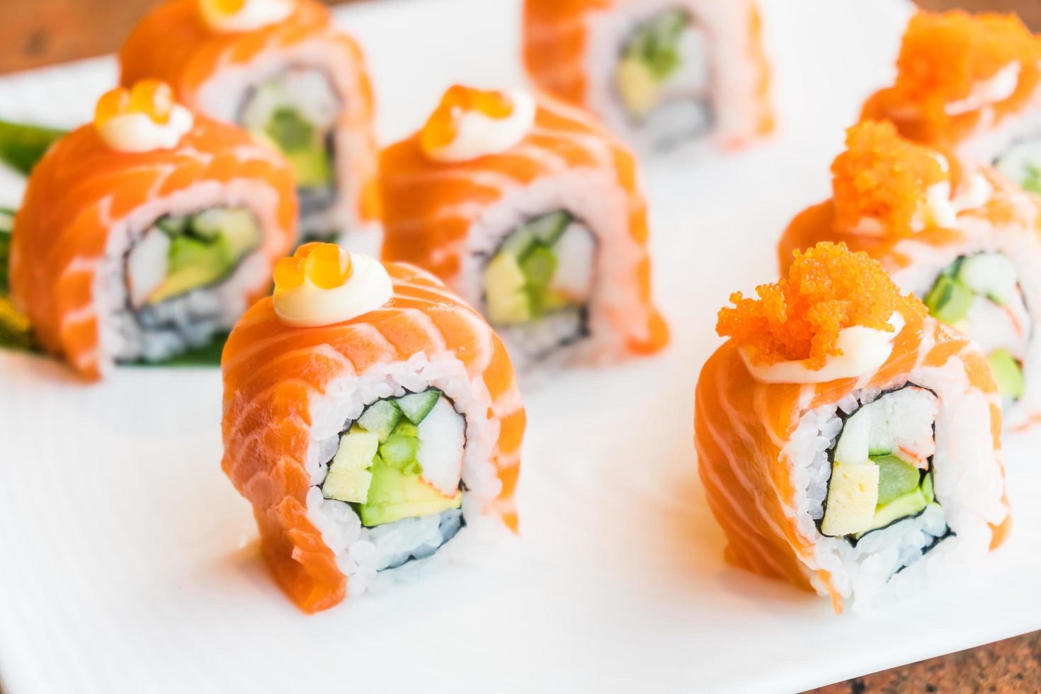 rolo de salmão de sushi foto