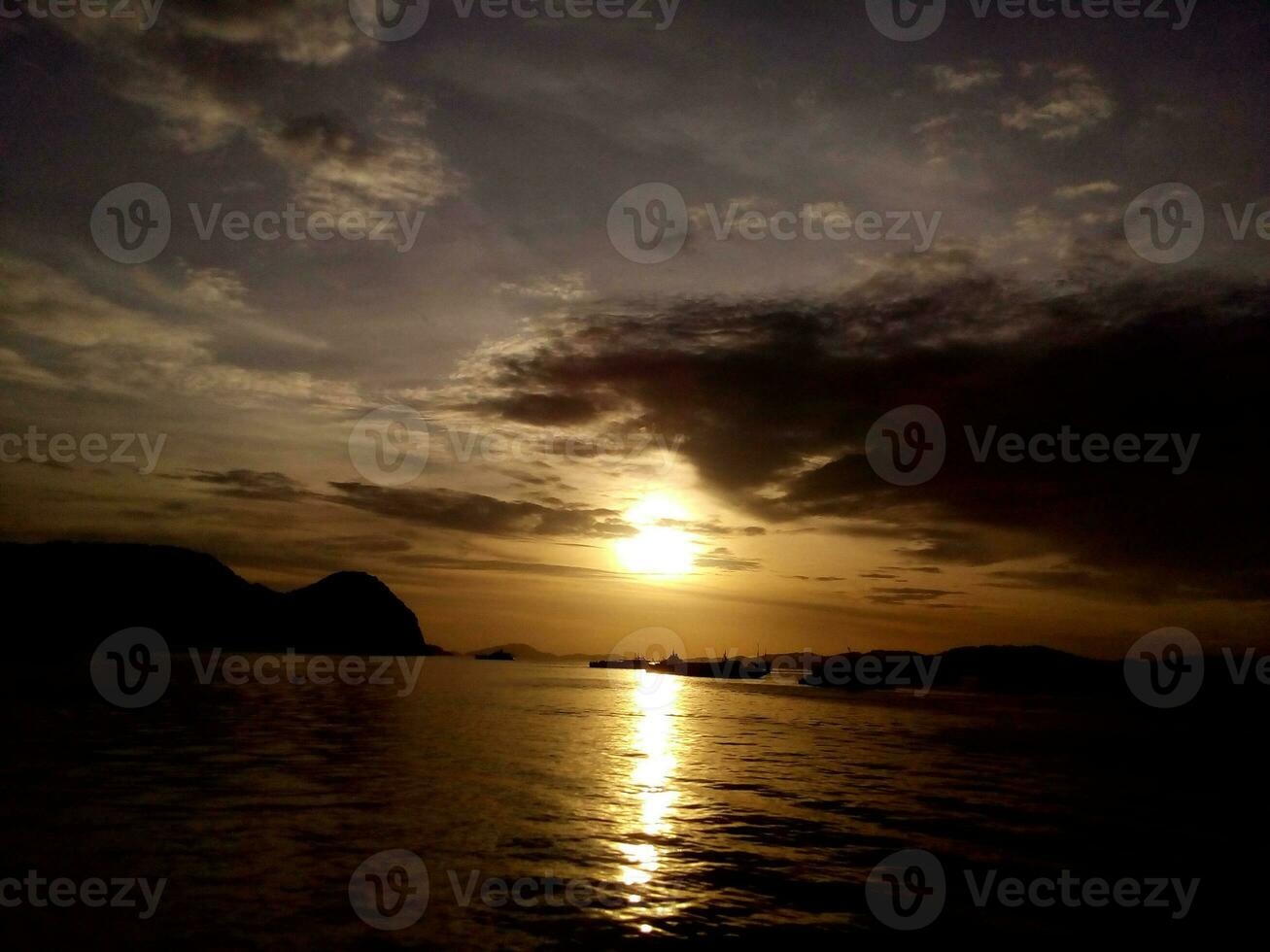 lindo pôr do sol Visão e natureza a partir de a ilha. foto