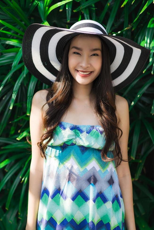 retrato linda jovem asiática sorrindo e feliz em torno do jardim ao ar livre foto