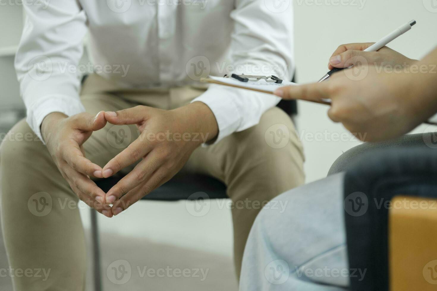 psiquiatra ou conselheiro segurando a pacientes mão para conforto e encorajar. foto