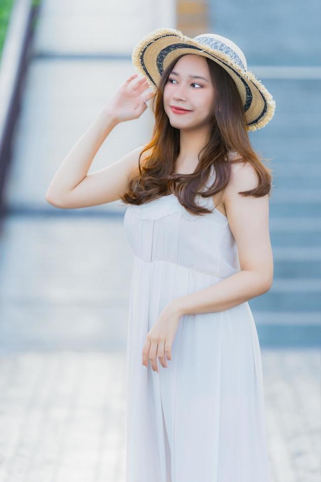 retrato bela jovem asiática feliz e sorriso com viagem em hotel resort neary mar e praia foto