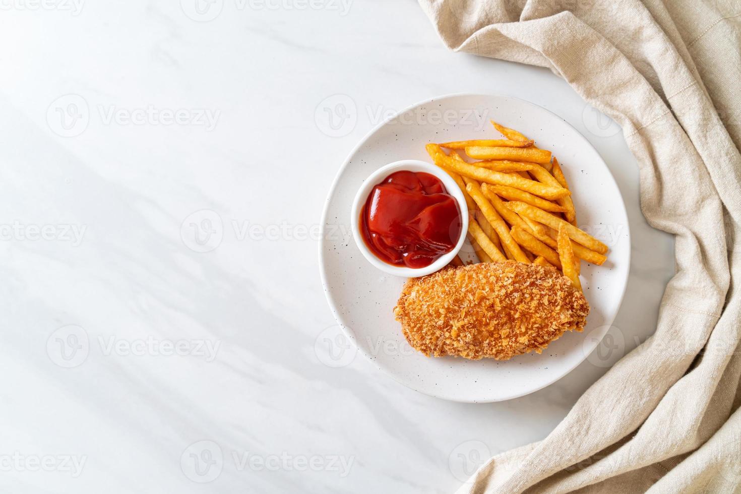 Filé de peito de frango frito com batata frita e ketchup foto