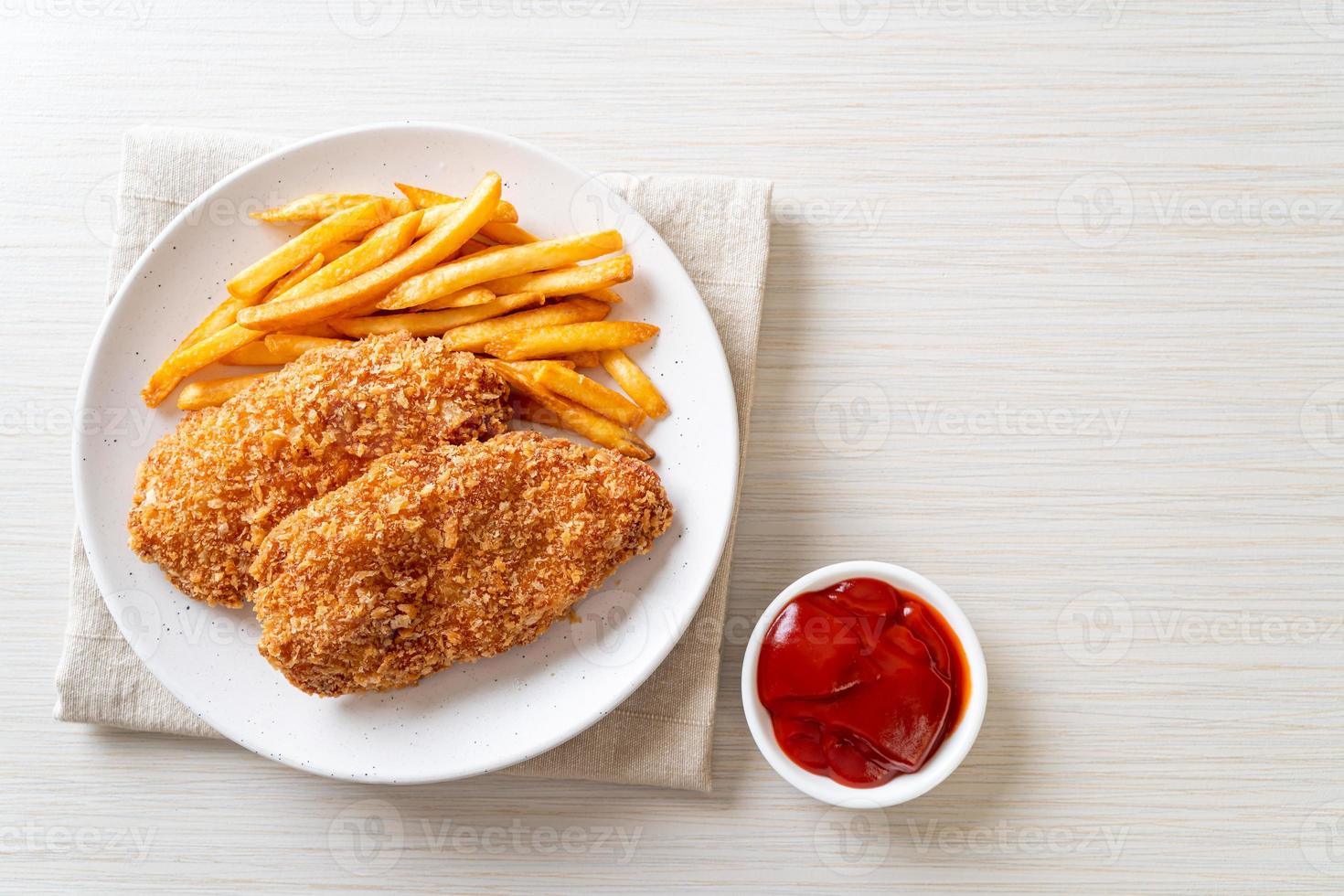 Filé de peito de frango frito com batata frita e ketchup foto