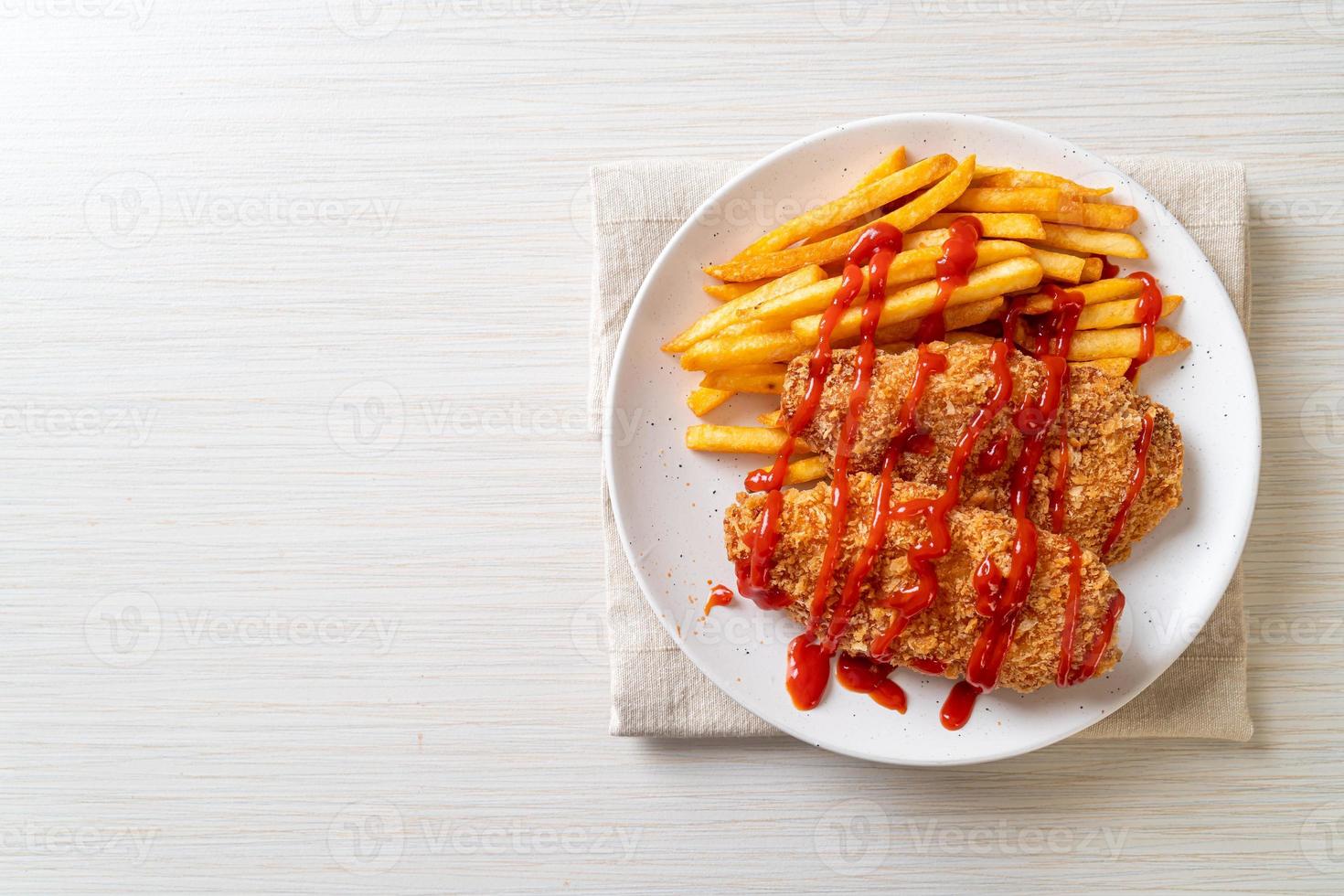 Filé de peito de frango frito com batata frita e ketchup foto