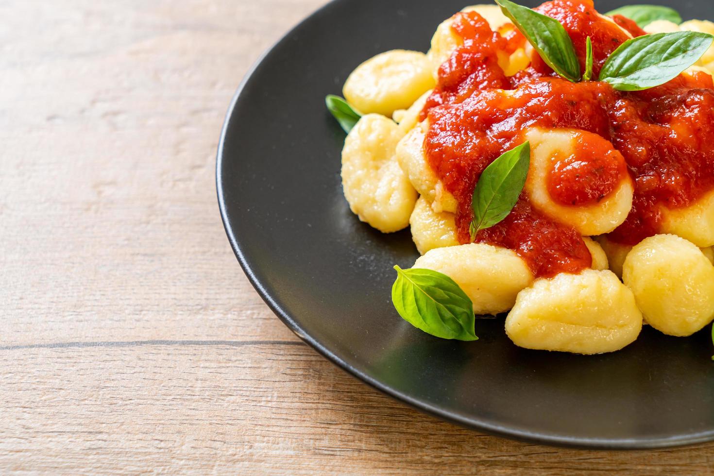 nhoque ao molho de tomate com queijo - comida italiana foto