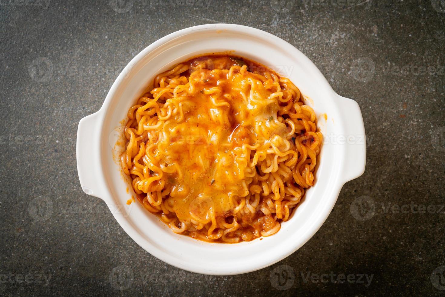 tigela de macarrão instantâneo picante com queijo mussarela foto