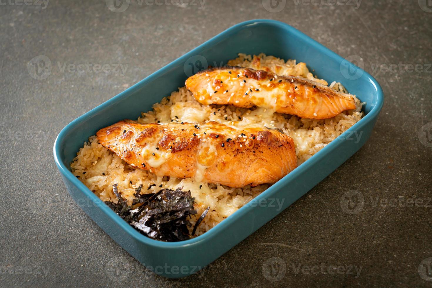 salmão assado com queijo e tigela de arroz miso picante foto