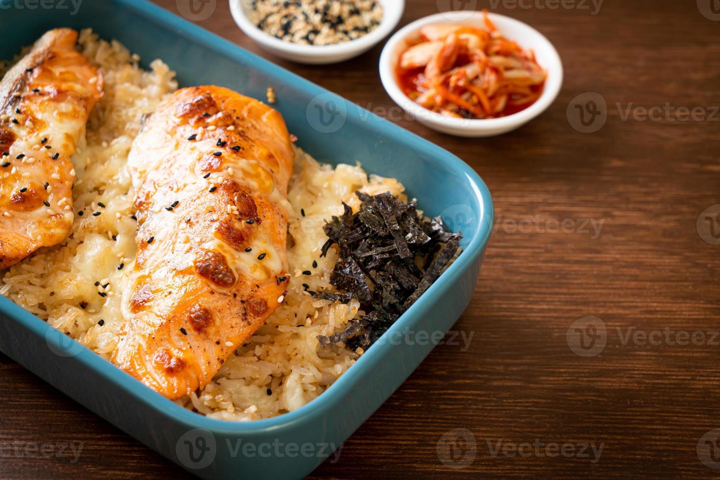 salmão assado com queijo e tigela de arroz miso picante foto