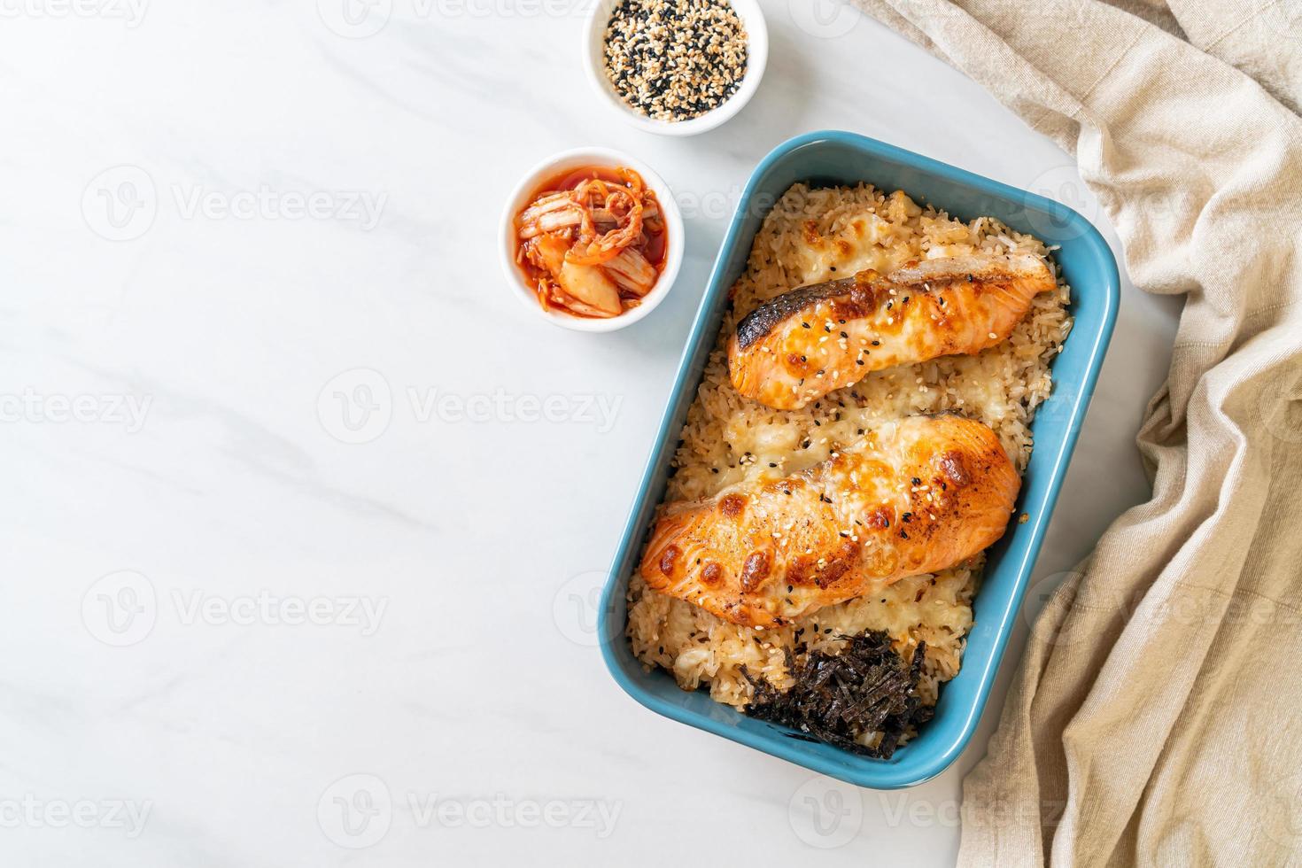 salmão assado com queijo e tigela de arroz miso picante foto