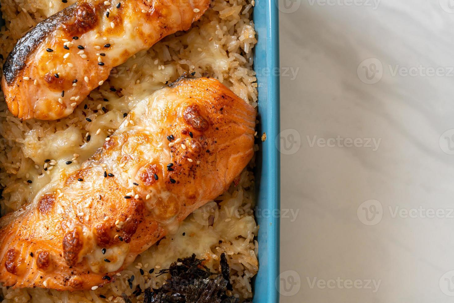 salmão assado com queijo e tigela de arroz miso picante foto