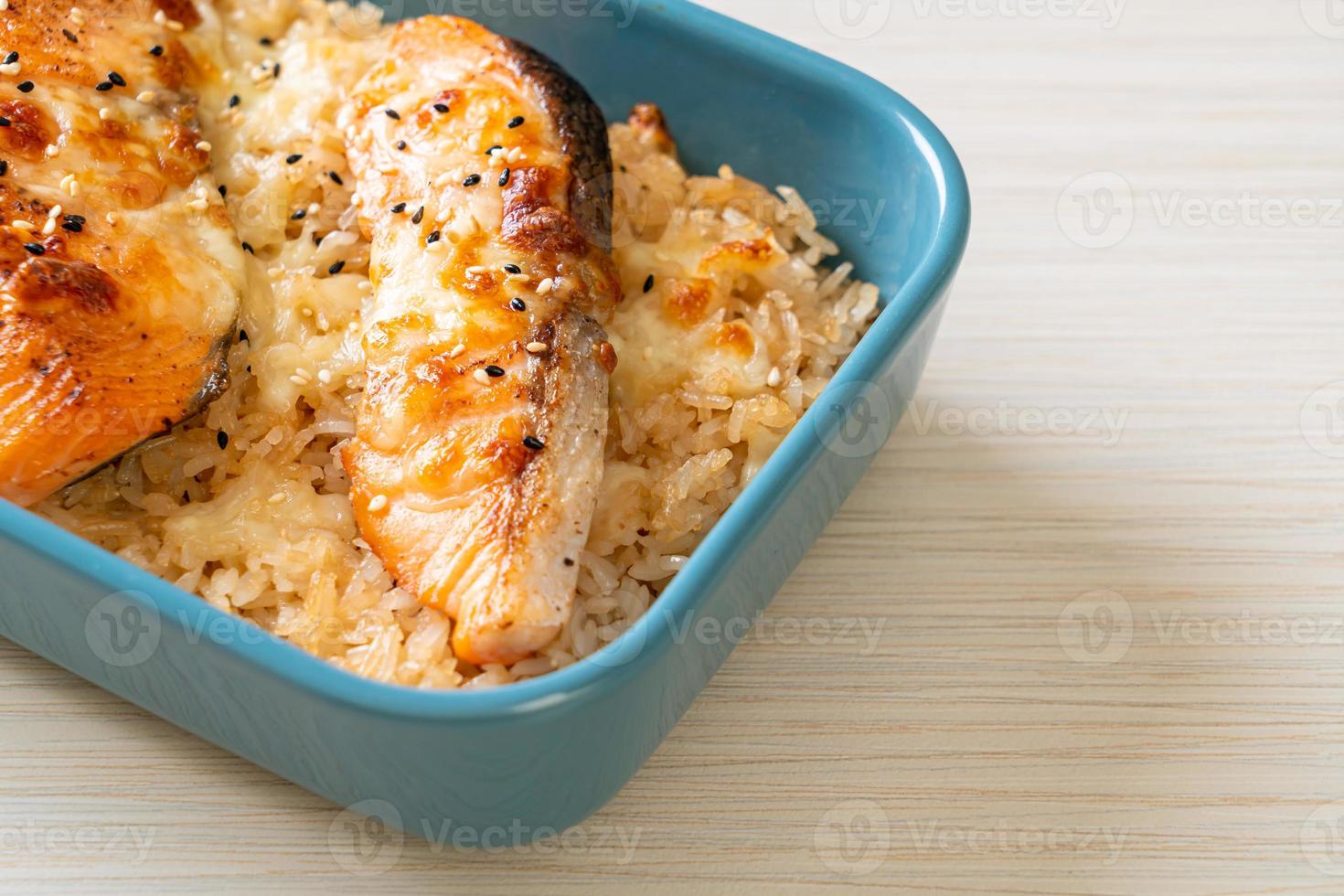salmão assado com queijo e tigela de arroz miso picante foto