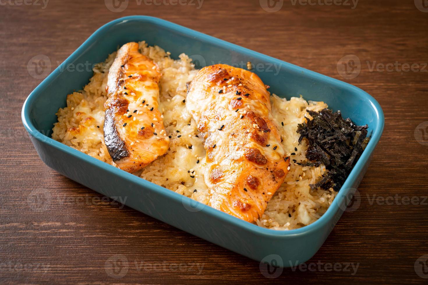 salmão assado com queijo e tigela de arroz miso picante foto