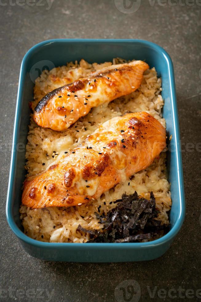 salmão assado com queijo e tigela de arroz miso picante foto