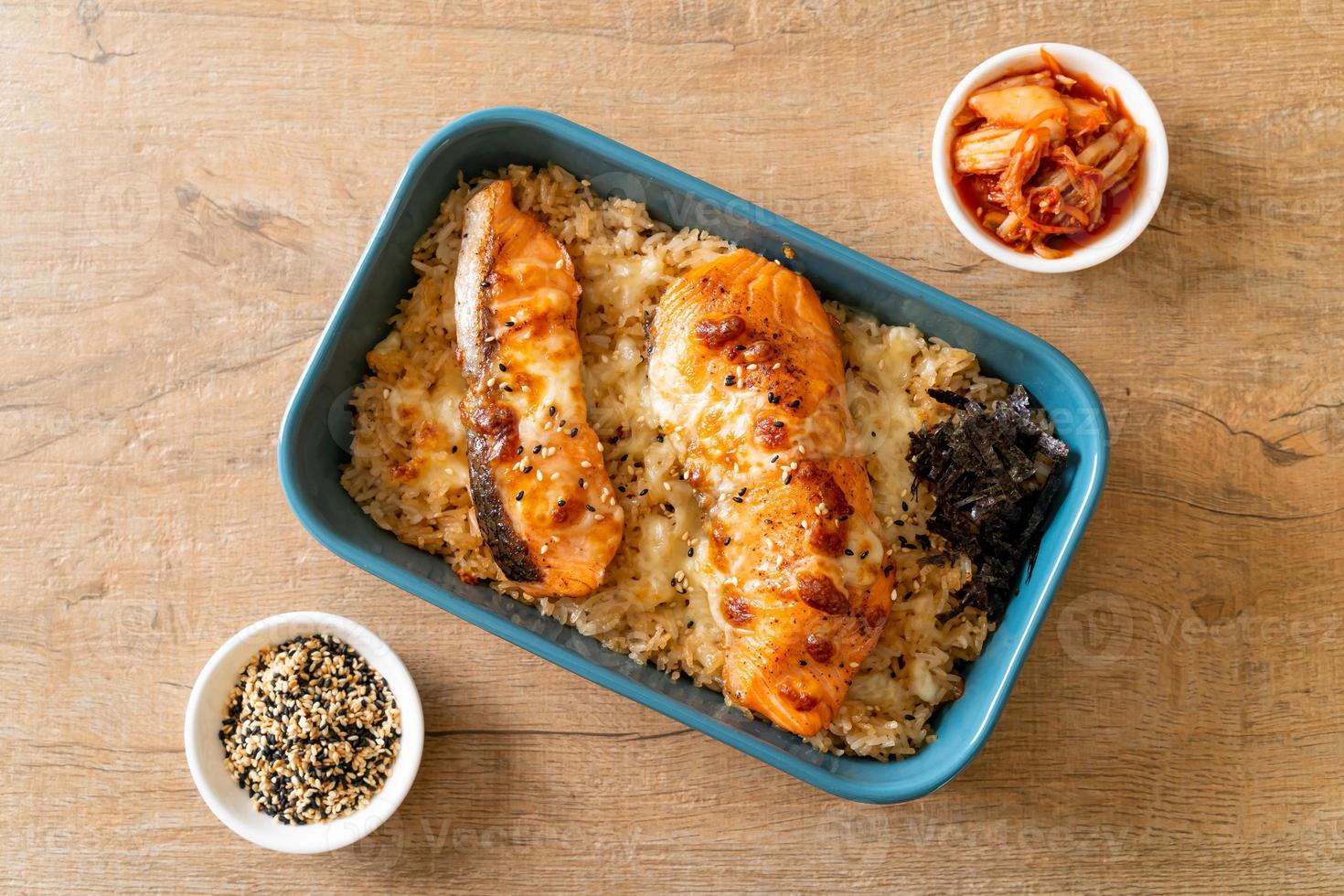 salmão assado com queijo e tigela de arroz miso picante foto