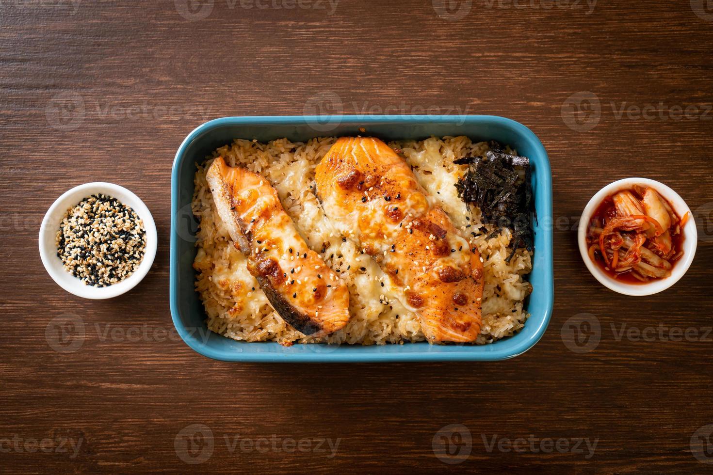 salmão assado com queijo e tigela de arroz miso picante foto