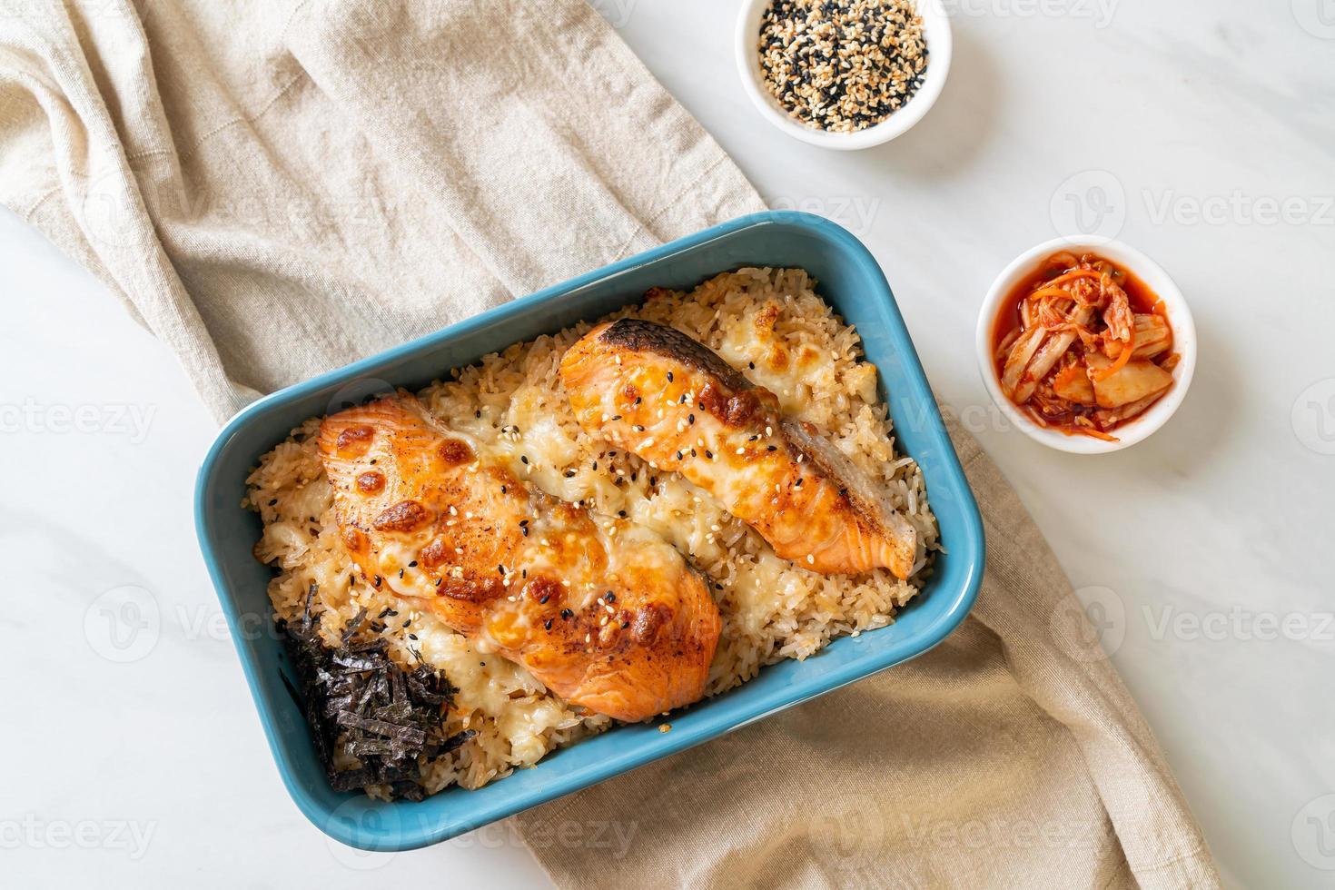 salmão assado com queijo e tigela de arroz miso picante foto