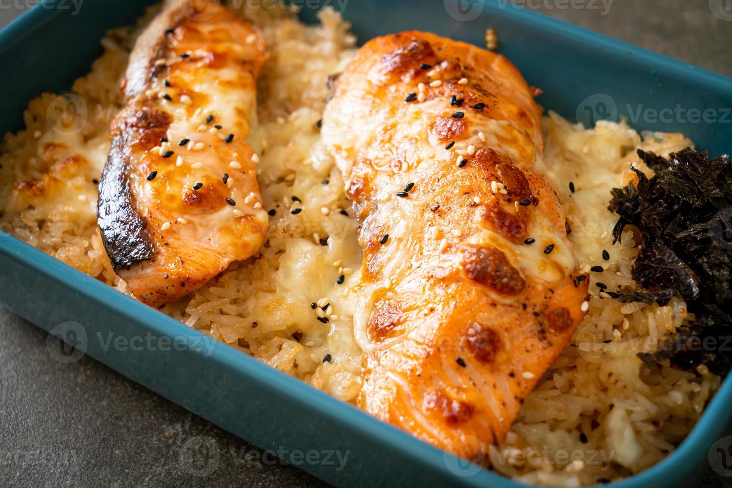 salmão assado com queijo e tigela de arroz miso picante foto