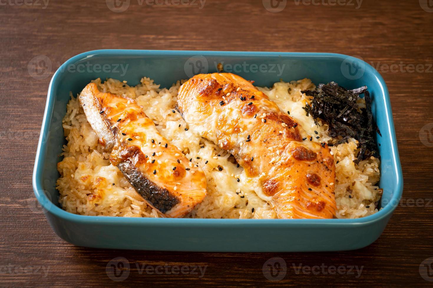 salmão assado com queijo e tigela de arroz miso picante foto