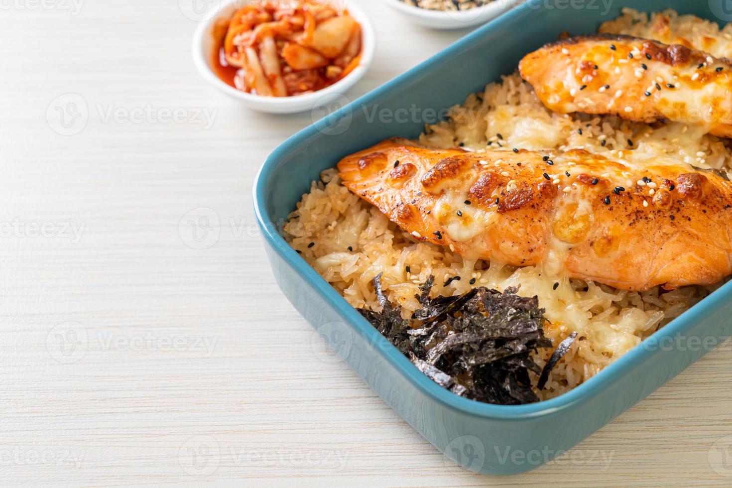 salmão assado com queijo e tigela de arroz miso picante foto