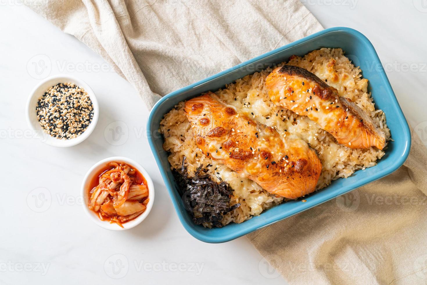 salmão assado com queijo e tigela de arroz miso picante foto